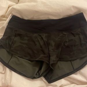 lululemon size 4 2.5” inseam speed up shorts in a green and black camo color